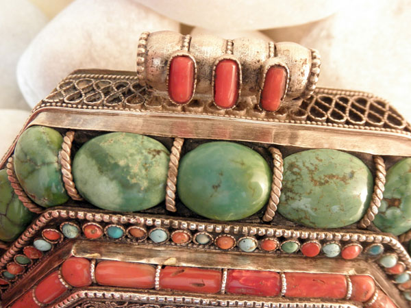 "Ga,u". Silver, turquoises and coral pendant. Tibet. Foto 3