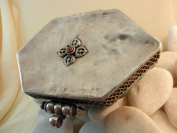 "Ga,u". Silver, turquoises and coral pendant. Tibet. Foto 4