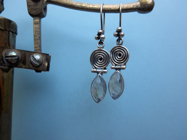 Pendientes de plata y Piedra de luna. Foto 1
