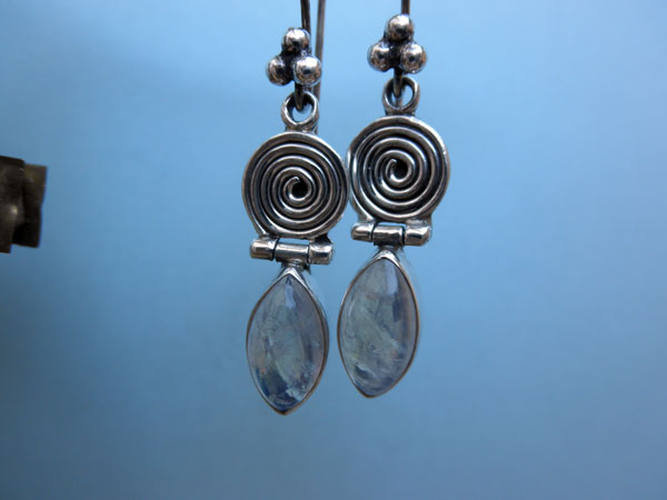 Pendientes de plata y Piedra de luna. Foto 2