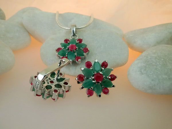 Emerald and Rubis Sterling silver earrings and pendant set.. Foto 2