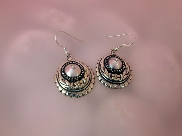 Sterling silver ethnic earrings made in Rajhastan, India.. Foto 2