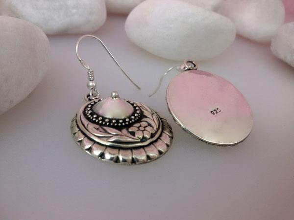 Sterling silver ethnic earrings made in Rajhastan, India.. Foto 3