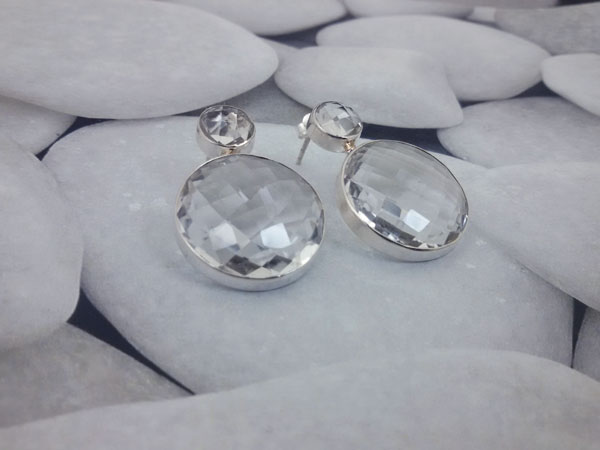 Pendientes de plata y gemas facetadas de cuarzo, cristal de roca.. Foto 2