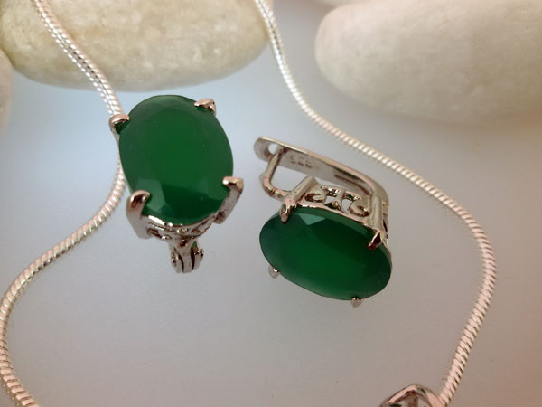 Elegante conjunto de pendientes y colgante en plata y gemas de Jade verde.. Foto 3