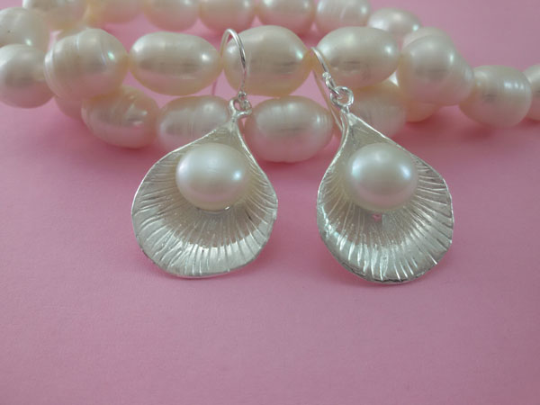 Pendientes artesanales de plata y perlas naturales.. Foto 1