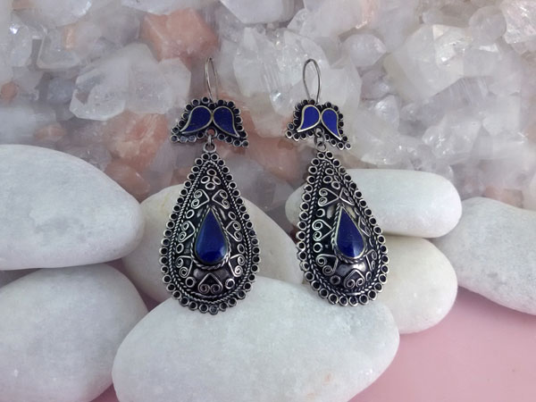 Lapis lazuli and sterling silver ethnic earrings.. Foto 1