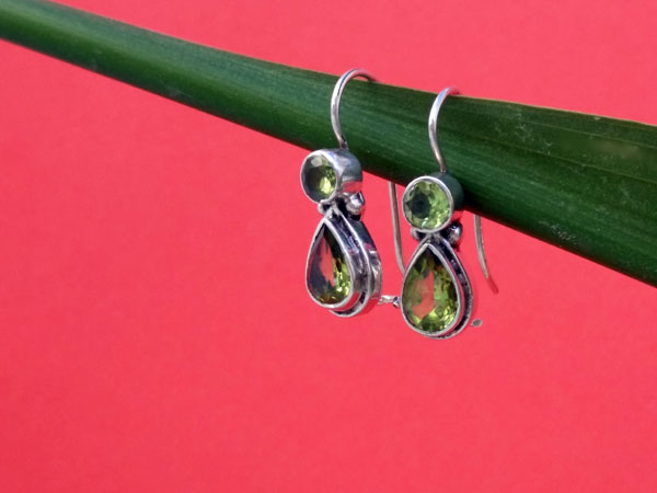 Peridot and Sterling silver ethnic earrings.. Foto 1