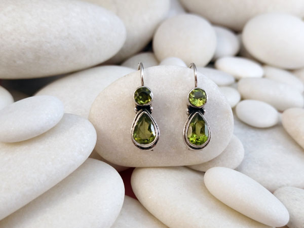 Peridot and Sterling silver ethnic earrings.. Foto 2