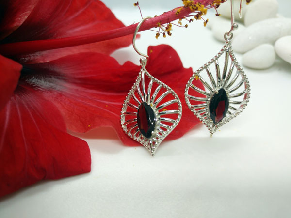 Ethnic earrings made of Sterling silver and Garnet gems.. Ref. MIP