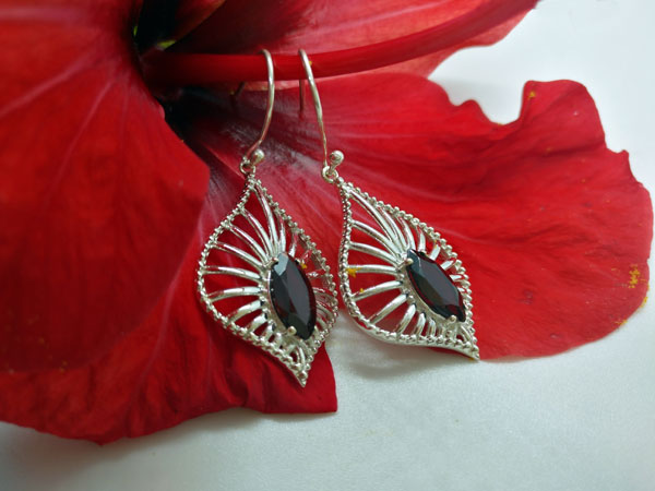 Ethnic earrings made of Sterling silver and Garnet gems.. Foto 2