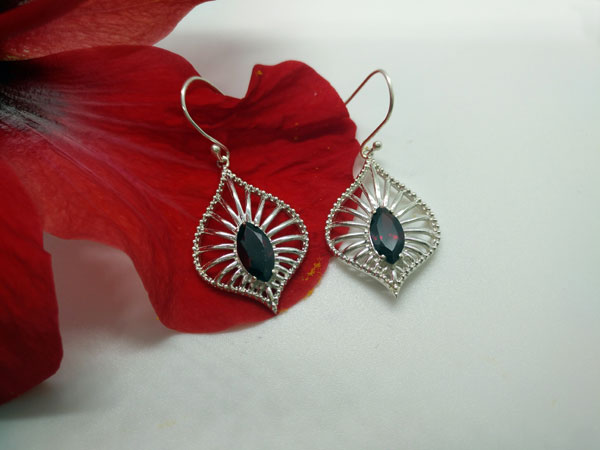 Ethnic earrings made of Sterling silver and Garnet gems.. Foto 3