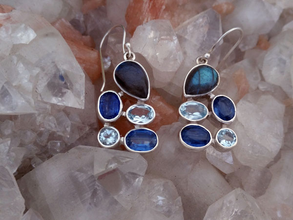 Sterling silver earrings and gems of Sapphires, Aquamarines and Labradorite.. Foto 2