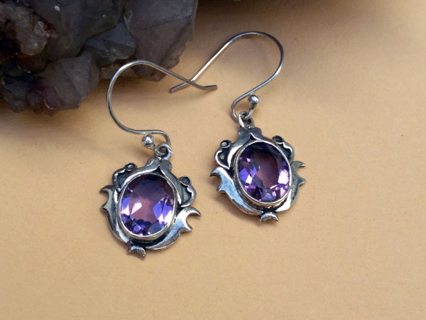 Ethnic silver earrings and amethyst gemstones.. Foto 2