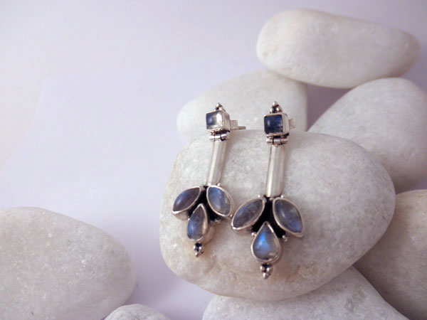 Pendientes etnicos artesanales de plata y Piedra de luna.. Ref. MIY