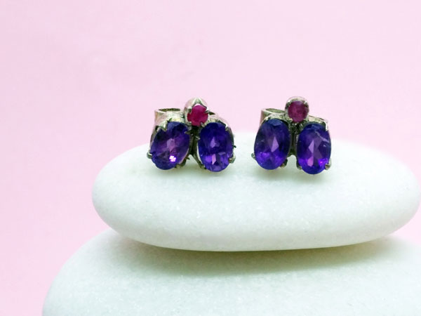 Ethnic Sterling silver, amethyst and ruby earrings.. Foto 2