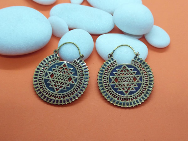 Ethnic bronze and enamel earrings.. Foto 1