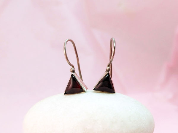 Ethnic Sterling silver earrings with garnet gems.. Foto 1