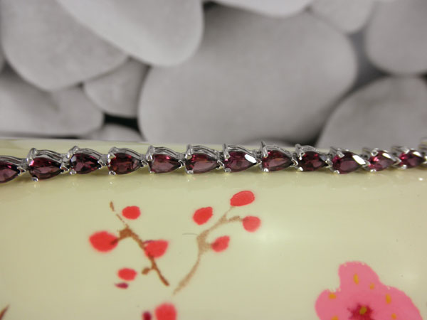 Handmade Sterling silver bracelet with red Tourmalines gemstones.. Foto 2