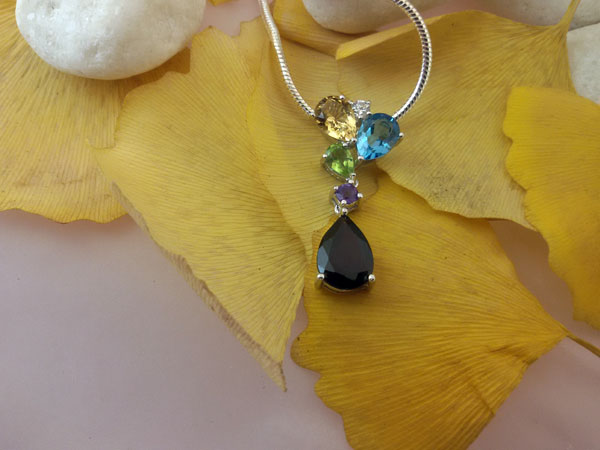 Blue and GoldenTopaz, Peridot, Amethyst and Garnet gemstones Sterling silver pendant.. Foto 1