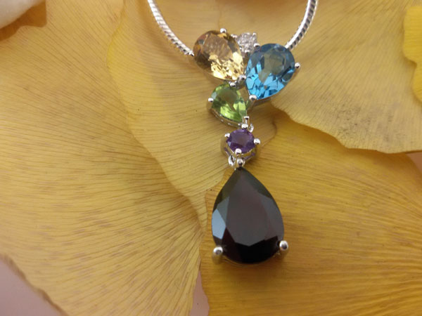 Blue and GoldenTopaz, Peridot, Amethyst and Garnet gemstones Sterling silver pendant.. Foto 2