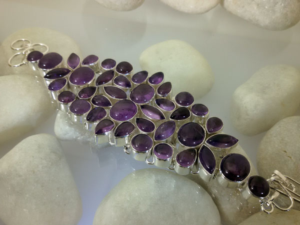 Pulsera artesanal de plata y gemas de Amatista.. Foto 1