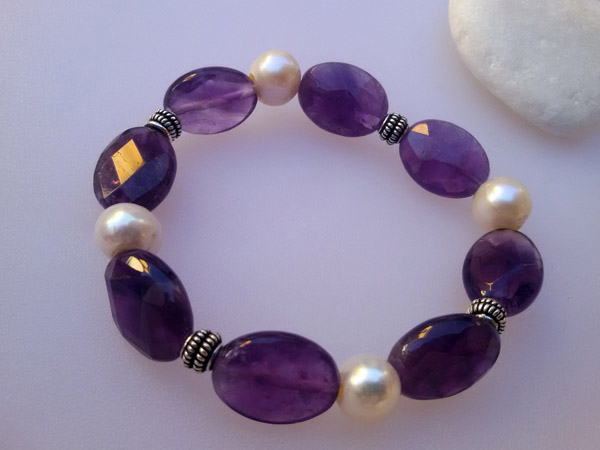 Pulsera de plata, gemas de amatista facetadas y perlas cultivadas.. Foto 1