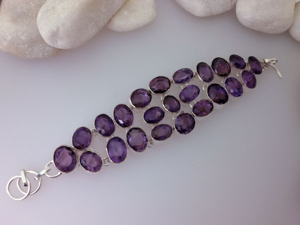 Pulsera artesanal de plata y gemas de amatista.. Foto 1