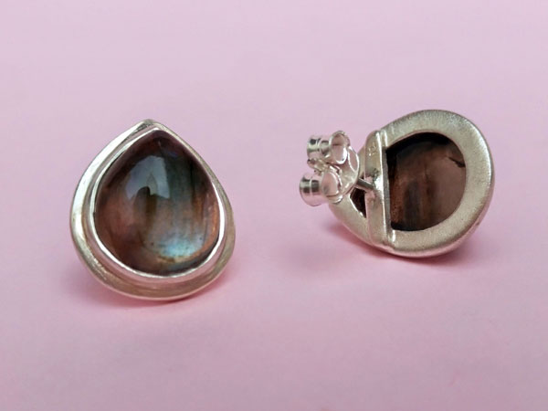 Ethnic earrings of artisan silversmiths made in Sterling silver and Labradorite. Foto 2