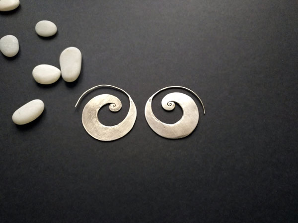 Handmade silversmith earrings made in Sterling silver.. Foto 1