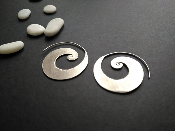 Handmade silversmith earrings made in Sterling silver.. Foto 2