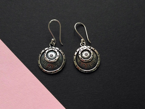 Handmade silversmith earrings made in Sterling silver.. Foto 1