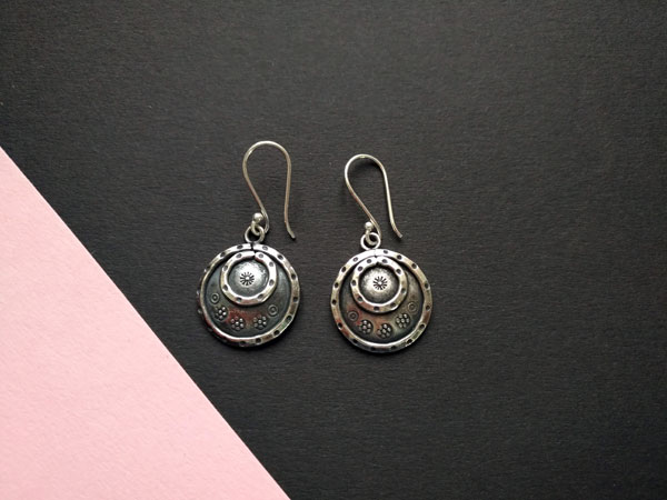 Handmade silversmith earrings made in Sterling silver.. Foto 2