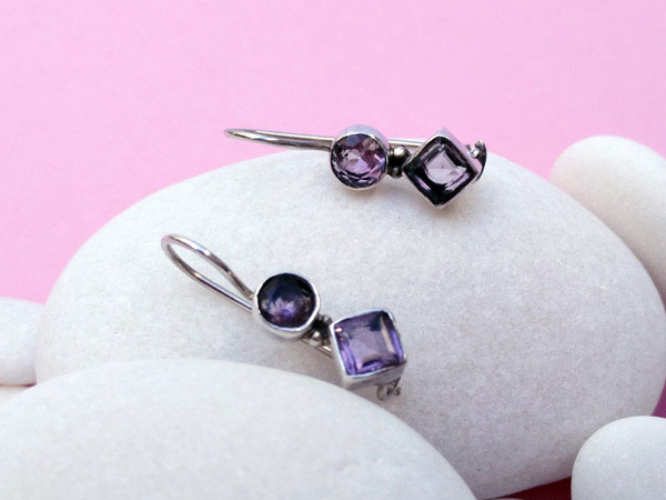 Ethnic Sterling silver earrings and amethyst gems.. Foto 2