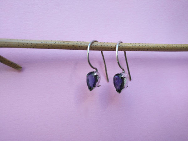 Delicate and elegant Sterling silver and blue sapphire ethnic earrings.. Foto 2