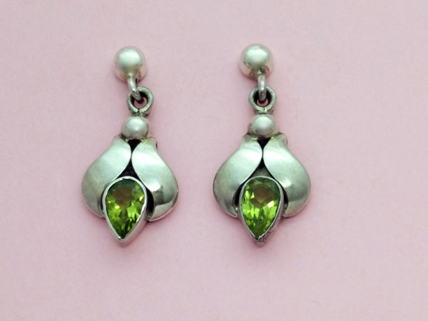 Ethnic Sterling silver earrings with faceted peridot gems.. Foto 1