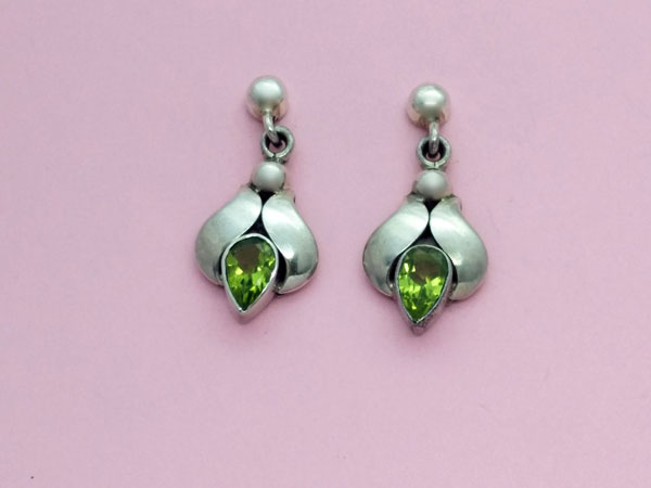 Ethnic Sterling silver earrings with faceted peridot gems.. Foto 2
