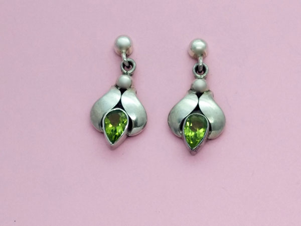 Pendientes etnicos de plata y gemas facetadas de peridoto.. Foto 2