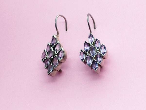 Ethnic Sterling silver earrings with faceted amethyst gems.. Foto 2