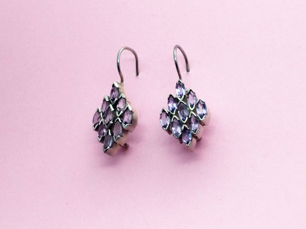 Ethnic Sterling silver earrings with faceted amethyst gems.. Foto 3