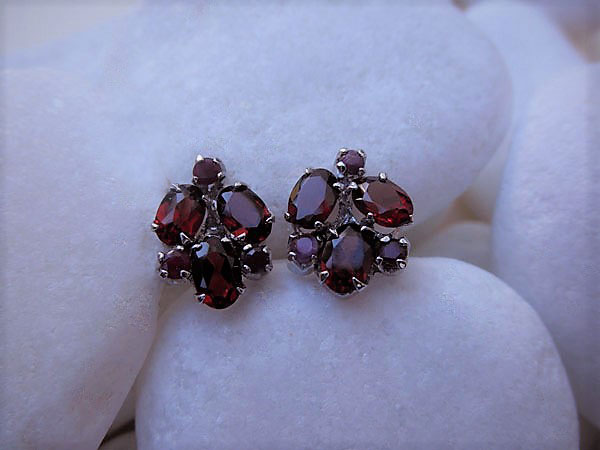 Vintage Sterling silver with Garnet faceted gemstones earrings.. Foto 1