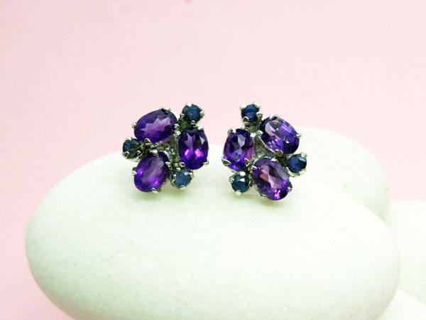 Ethnic Sterling silver earrings with faceted gems of Amethysts and Emeralds.. Foto 2