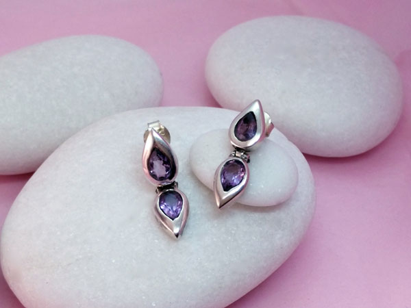 Ethnic Sterling silver earrings and faceted Amethyst gems.. Foto 1