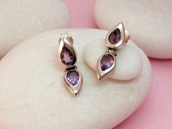 Ethnic Sterling silver earrings and faceted Amethyst gems.. Foto 2