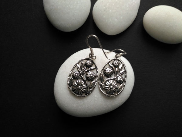 Ethnic carved Sterling silver earrings.. Foto 1