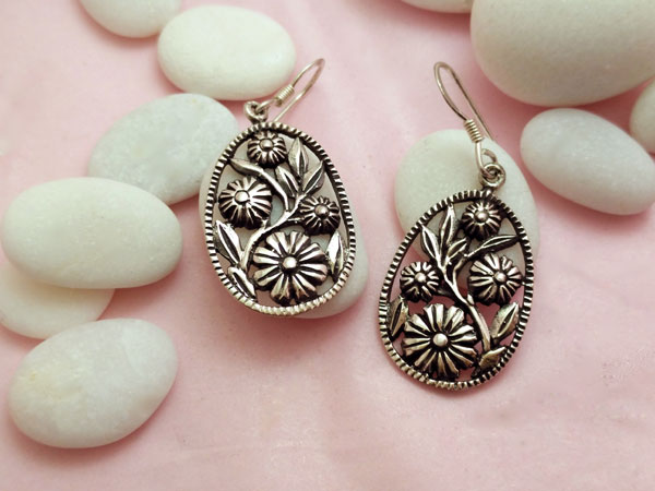 Ethnic carved Sterling silver earrings.. Foto 2