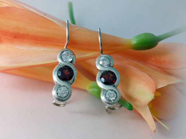 Sterling silver earrings with quartz and garnets.. Ref. NHV