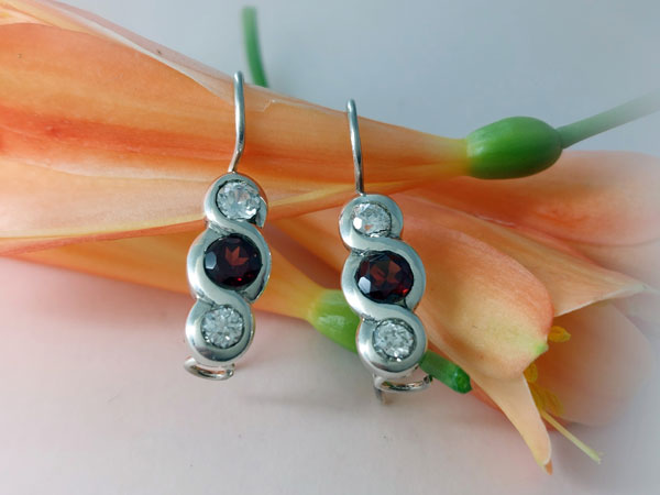 Sterling silver earrings with quartz and garnets.. Foto 1