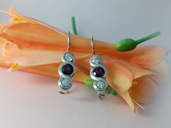 Sterling silver earrings with quartz and garnets.. Foto 2