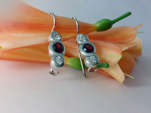 Sterling silver earrings with quartz and garnets.. Foto 3